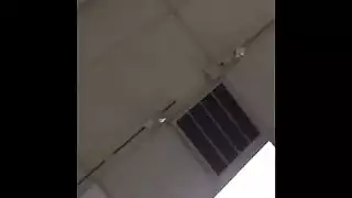 نحيف شقراء الكلبة مع تعادل الثدي يحصل انتقد من قبل اثنين من الديكة الصلبة