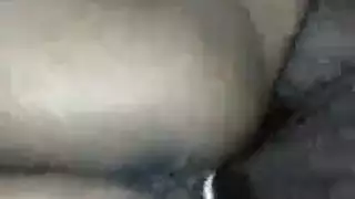 مشهد إباحي في المطبخ: سمراء شقراء تتعرض لدفعات عميقة وتفيض