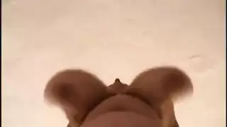 أول ظهور للفتيات الصغيرات: إدخال مزدوج في بورن صعب