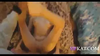 فتاة تخلع ملابسها كاملة للاغراء