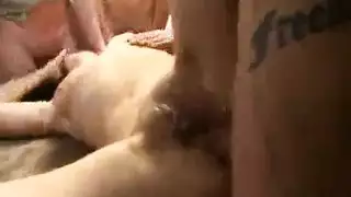 ركوب قضيب سميك: همسات متحمسة وهزة عنيفة