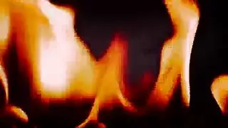 جنس قوي في غرفة المعيشة: تئن بينما ينيك فرجها الزنجيالي