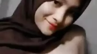 مراهقة عربية ممتلئة الجسم تخلع ملابسها بالكامل لمشهد إباحي