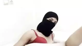 مراهقة محجبة تداعب بظرها وتفرك شفري فرجها الزلقة