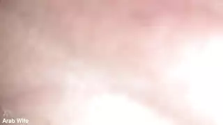 بداية إباحية: ربة منزل عربية تأخذه في مؤخرتها