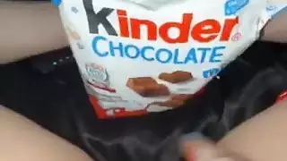 مشهد إباحي قوي: كس مراهقة واستمناء هاوٍ من أجل الشوكولاته