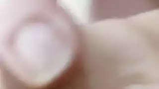 عاهرة تركية ناضجة تستمتع بإصبع مكثف في فرجها المتساقط