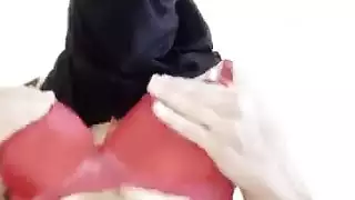 إباحية محجبة: عاهرة عربية ذات أثداء كبيرة تأخذ قضيبًا صلبًا