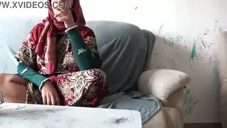 المطلقة التركية تسمح للمستأجر الأسود بمضاجعتها بعنف في لندن