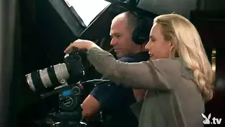 يتبادلون زوجاتهم مع صديقه