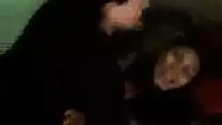 عاهرات طماعات تركب بقوة بينما أصدقاؤهن يصطفون للمضاجعة