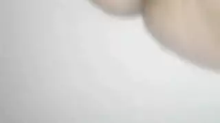 جلسة جماعية للمراهقة: غريب موهوب يمارس الجنس معها في علاقة رباعية صريحة