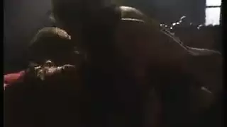 أفا ديفين تستسلم على ركبتيها لجماع وجه قاس