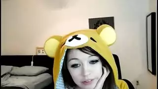 فتاة مراهقة تتعامل مع قضيبين منتصبين في وقت واحد