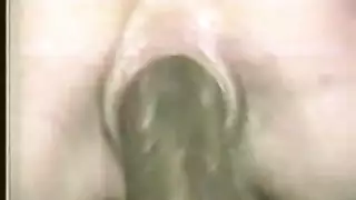 قضيب مطاطي يضرب فتحتي الرطبة، صراخ وأنات متحمسة