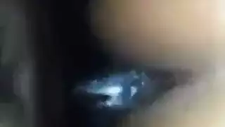 نكاح قاسي مزدوج: قضيبان يمددان فتحة مؤخرتها السمراء الضيقة