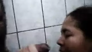 الخادمة المثيرة تأخذ قضيبًا مزيفًا ضخمًا في مؤخرتها بينما تمص قضيبًا كبيرًا