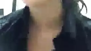 عشيقة مثيرة تخدم رجلاً متزوجاً خلف ظهر صديقتها