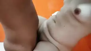 الام تطلب من زوجها ان يعلمو اولادهم السكس