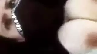 منقبة خليجية تتناك بقوة من عامل يمني