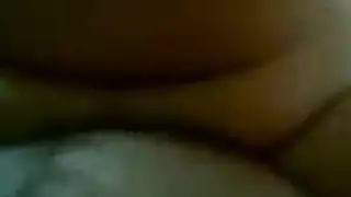 مرافقة ساخنة تئن وتركب عمود العميل كفتاة بقرة