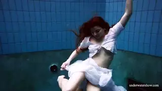 بورن في بركة عامة مع مراهقة