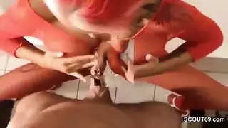 عاهرة مطاطية منقسمة لنصفين ومغطاة بالسائل المنوي