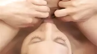 شقراء وقحة تمارس الجنس مع شريكها بعمق حتى إفراز مشترك