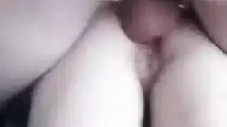 شرج على الأريكة: فتاة موشومة تمتد فتحة شرجها بقوة