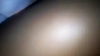 قرنية فتاة جامعية مص اثنين من الديكة دفعة واحدة