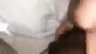 مداهمة الشرطة لغرفة مراهقة تجدها تمارس الجنس مع نفسها بعمق